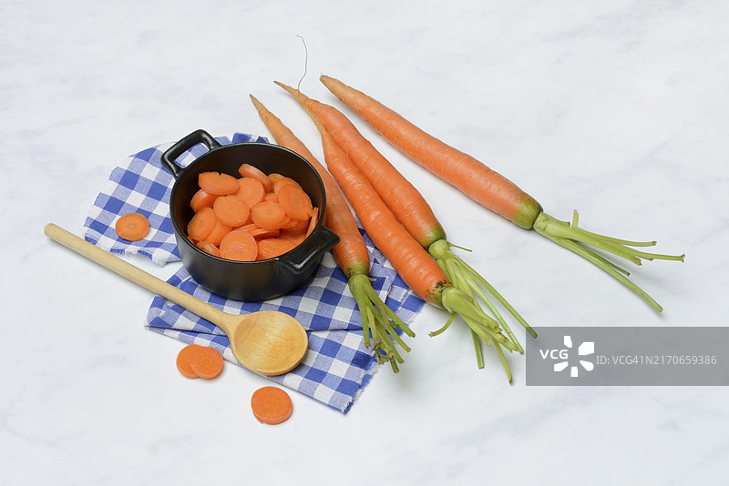 盆栽和木勺中的胡萝卜片（胡萝卜）图片素材