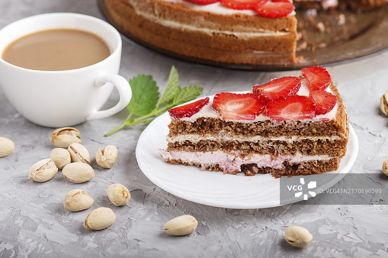 自制酸奶奶油草莓开心果蛋糕和咖啡图片素材