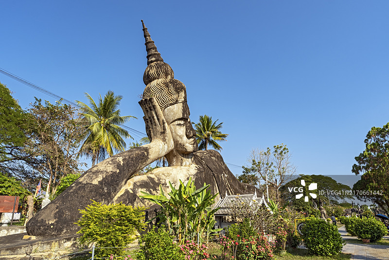 老挝万象香昆佛园的卧佛像图片素材