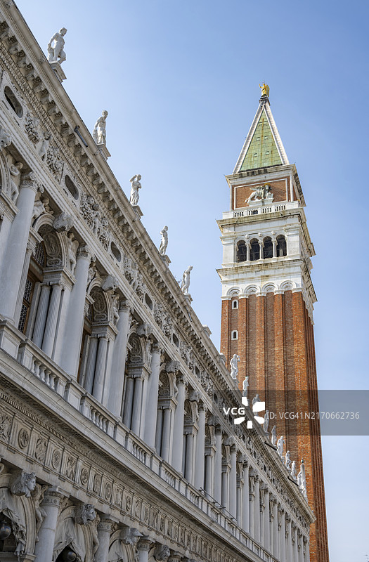 意大利威尼斯圣马可广场和钟楼的拱廊图片素材