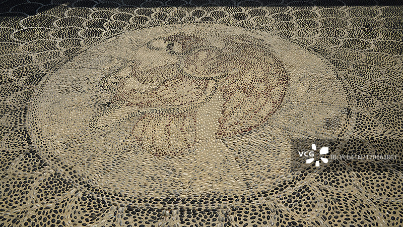 尼西罗斯岛曼德拉基的卵石马赛克面部图案，希腊图片素材