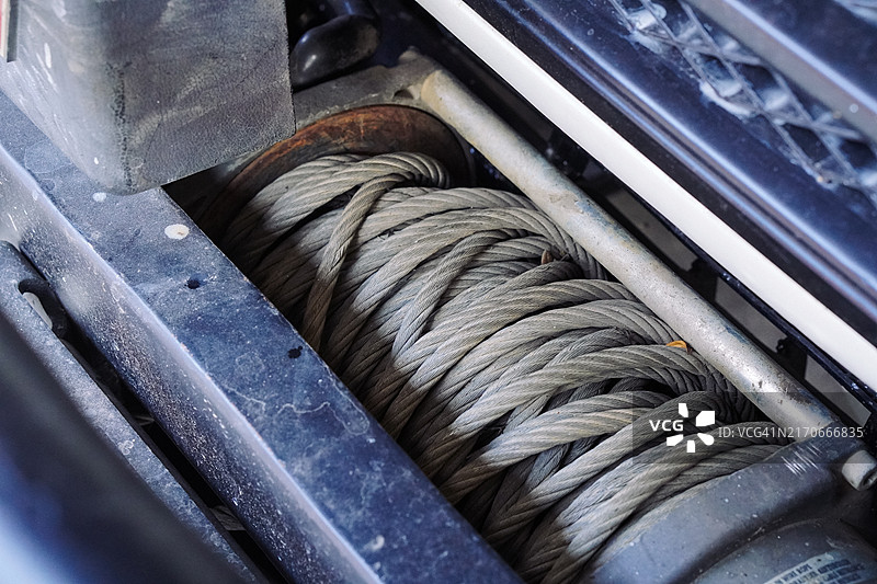 越野车上的绞盘电缆图片素材