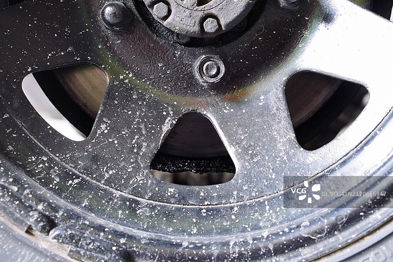 脏污的SUV越野四驱车轮图片素材