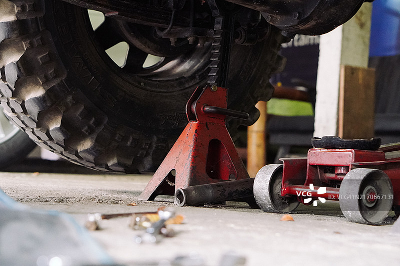 液压千斤顶抬起的四驱越野车图片素材