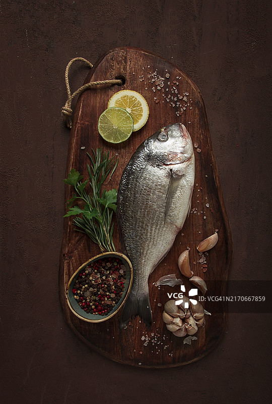 新鲜的生金鲷鱼俯视图，无人图片素材