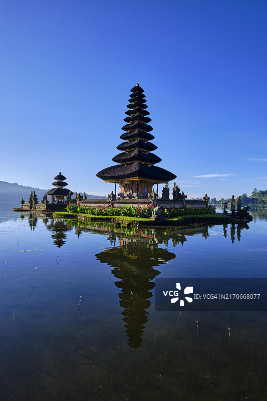 印度尼西亚巴厘岛贝都古，布拉坦湖水神庙图片素材