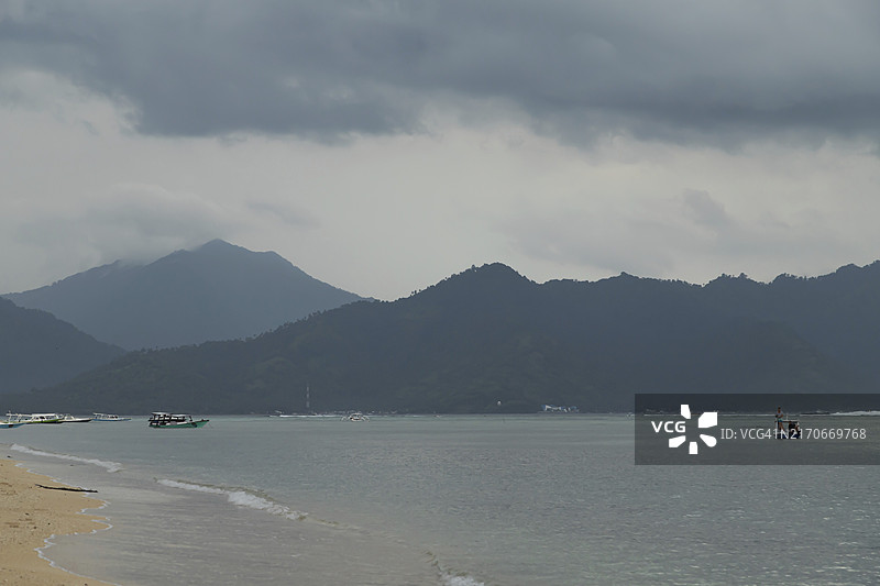 龙目岛和吉利群岛，阴天多云，天空和大海，假期，旅行，热带概念，无人，日落，沙滩图片素材