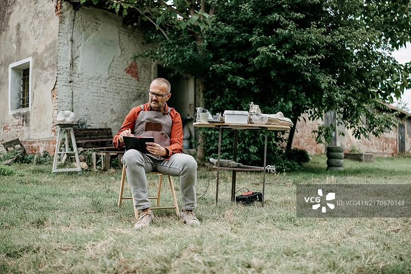 雕塑家在院子里图片素材