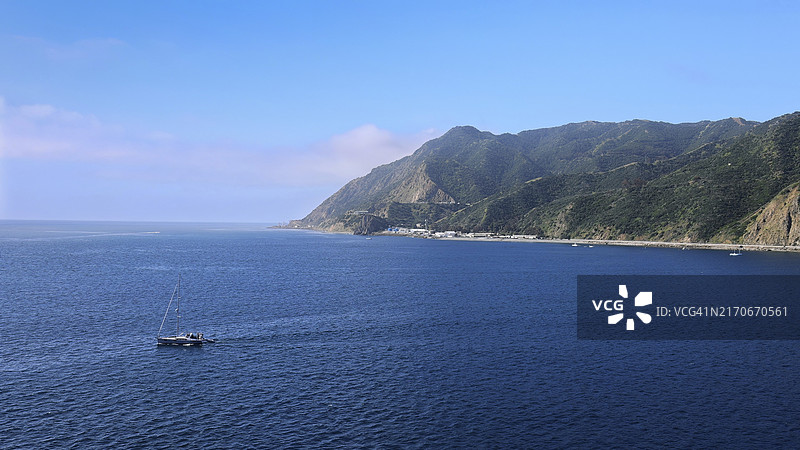 圣卡塔利娜岛上的阿瓦隆市：风景优美的海景和山脉图片素材