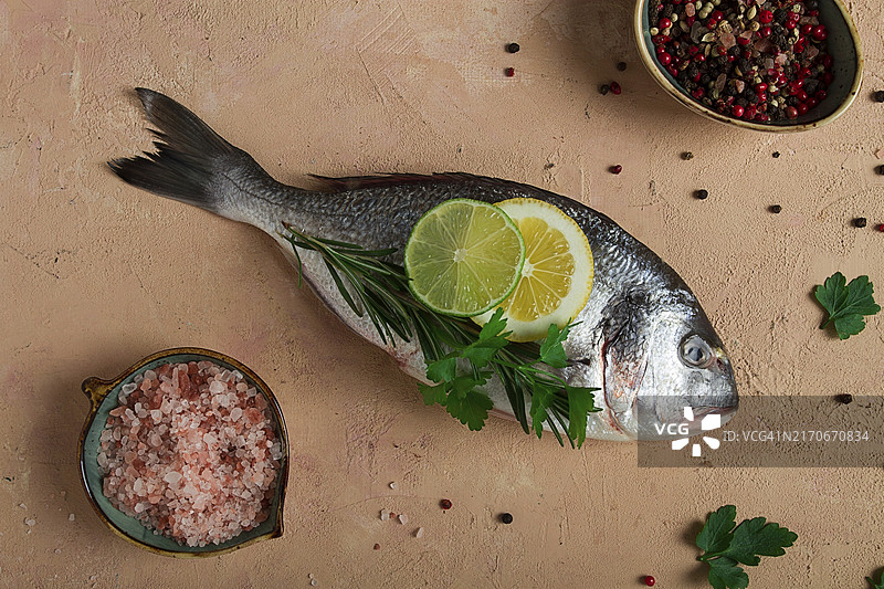 新鲜的生金鲷鱼俯视图，无人图片素材