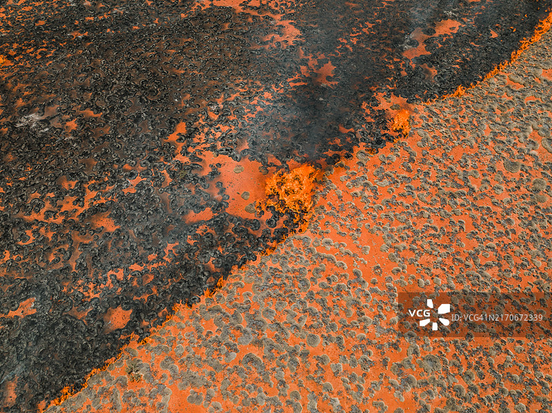 航拍显示许可燃烧蔓延到灌木丛土地，西澳大利亚加斯科因地区图片素材