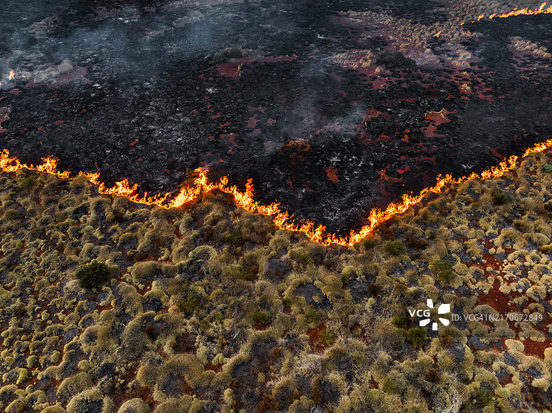 澳大利亚丛林中许可燃烧点前的航拍图像，皮尔巴拉，西澳大利亚，澳大利亚图片素材