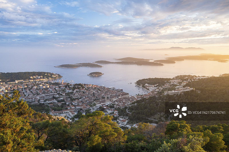 日落时分克罗地亚赫瓦尔老城中心景观，背后是达尔马提亚帕克林斯基群岛图片素材