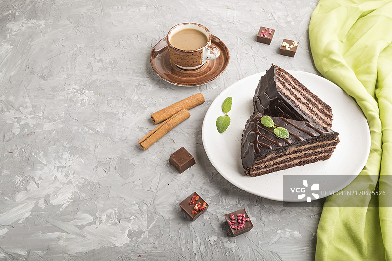 灰色水泥背景上的自制牛奶巧克力蛋糕和一杯咖啡图片素材