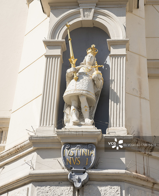 查士丁尼一世雕像，带有皇冠、宝珠和权杖的罗马皇帝图片素材