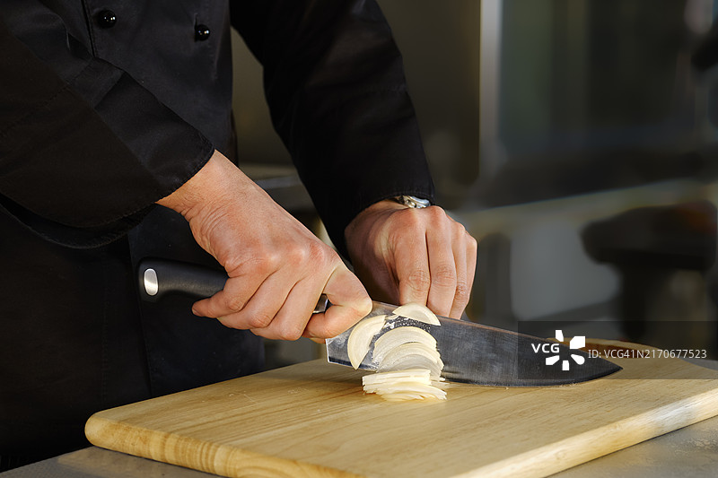 男子在厨房切洋葱图片素材