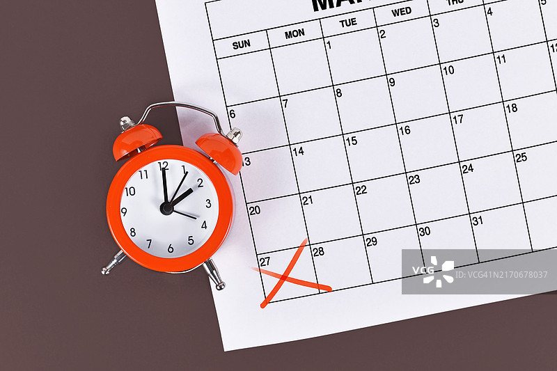 3月27日欧洲中部夏令时时间变更，红色闹钟和日历背景图片素材
