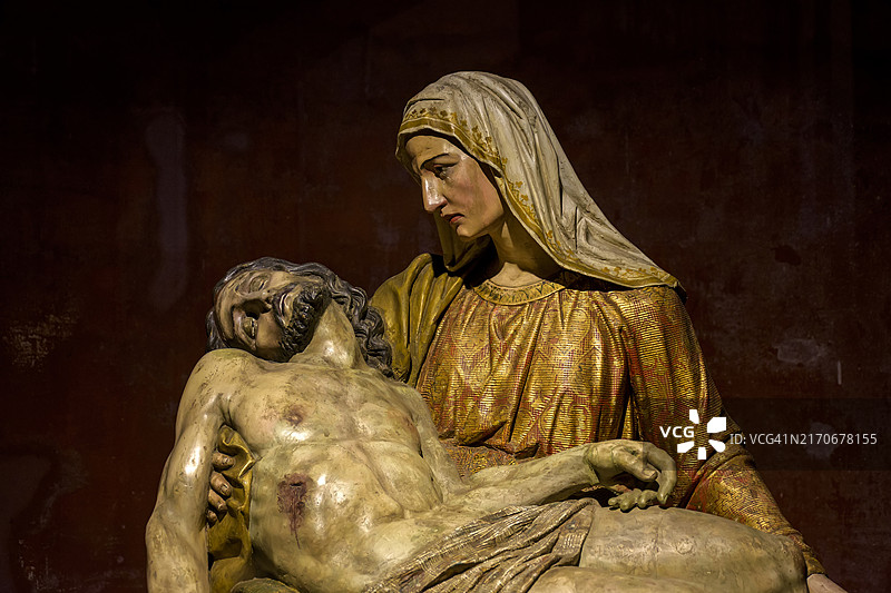 巴西巴洛克风格的圣像艺术，耶稣坐在母亲玛丽的腿上，位于米纳斯吉拉斯州欧鲁普雷图的教堂内部图片素材