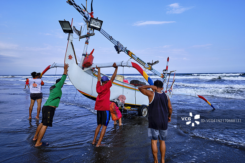 印度尼西亚巴厘岛Perancak海滩上的传统渔船图片素材