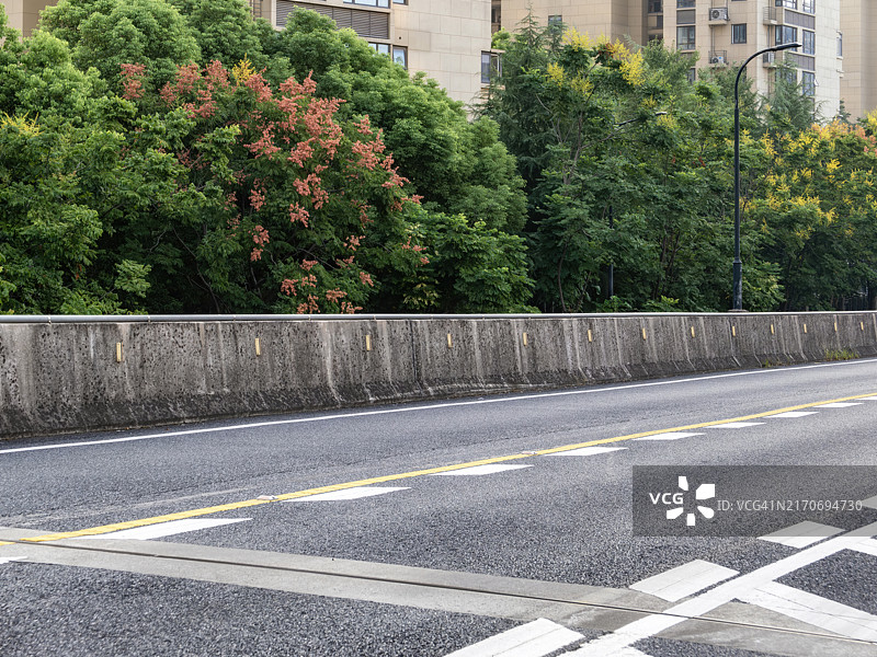 路边的绿化和交通标志图片素材