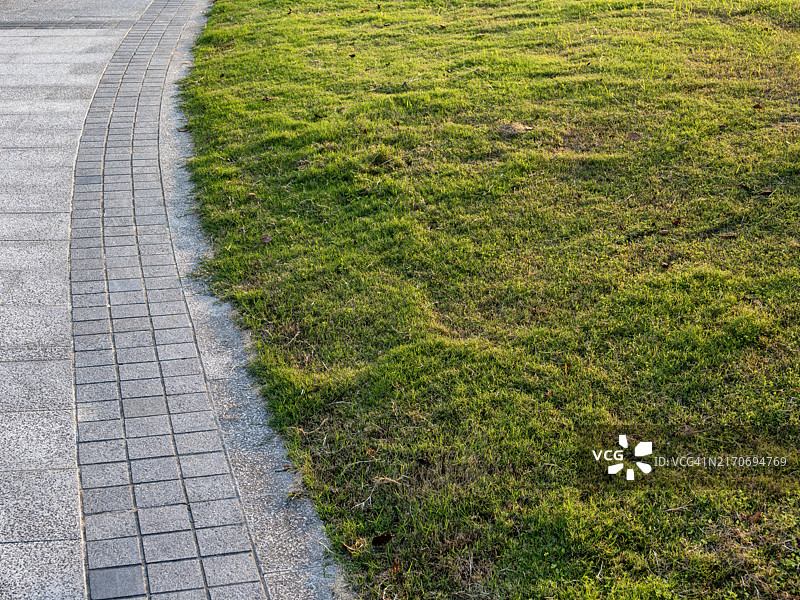 公园草坪旁的小路图片素材