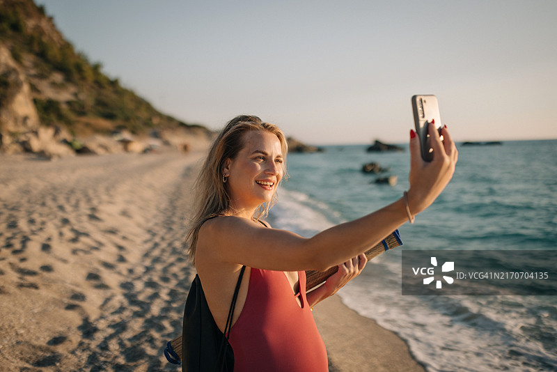 快乐的女人在海边度假时自拍图片素材