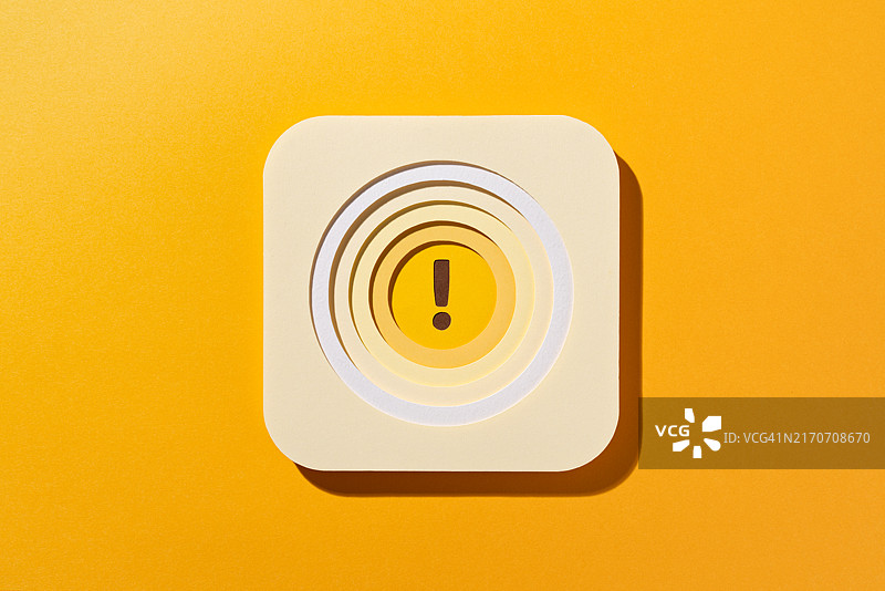 同心圆中的黄色感叹号纸工艺品图片素材