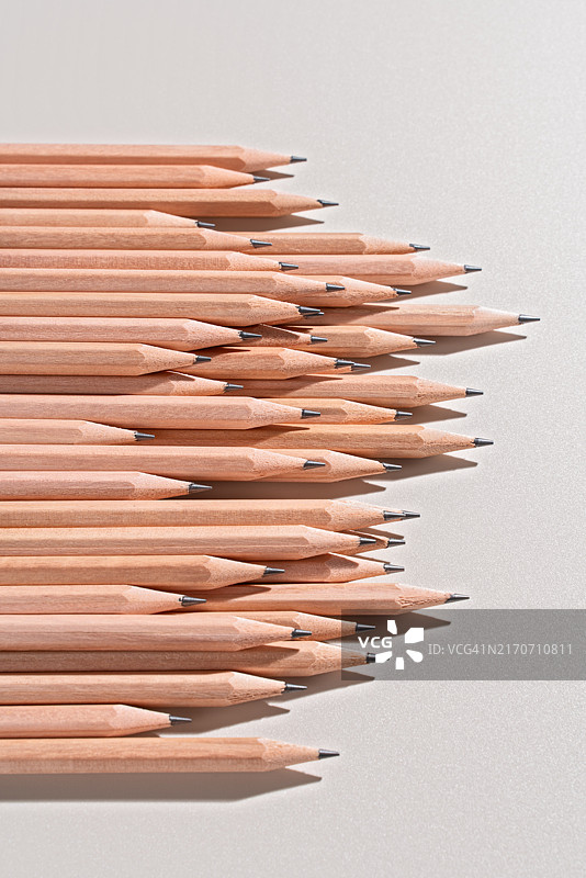米色背景上的一堆木制铅笔图片素材