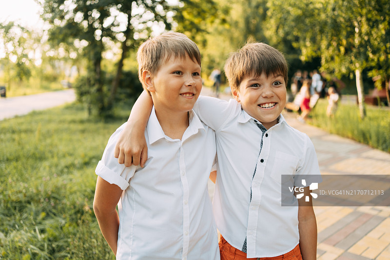 兄弟在户外夏日图片素材