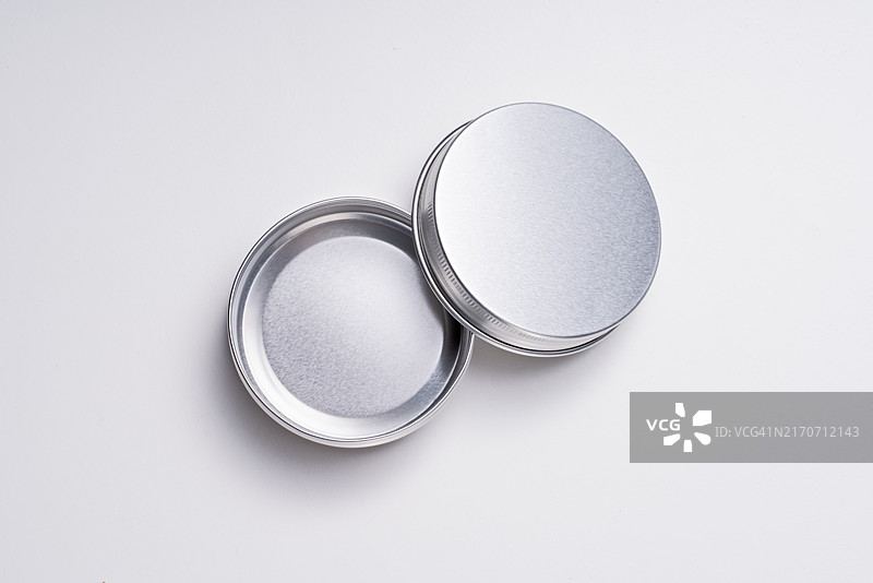 白色背景上的已开启铝罐图片素材