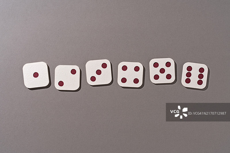 一排六面骰子纸工艺品图片素材