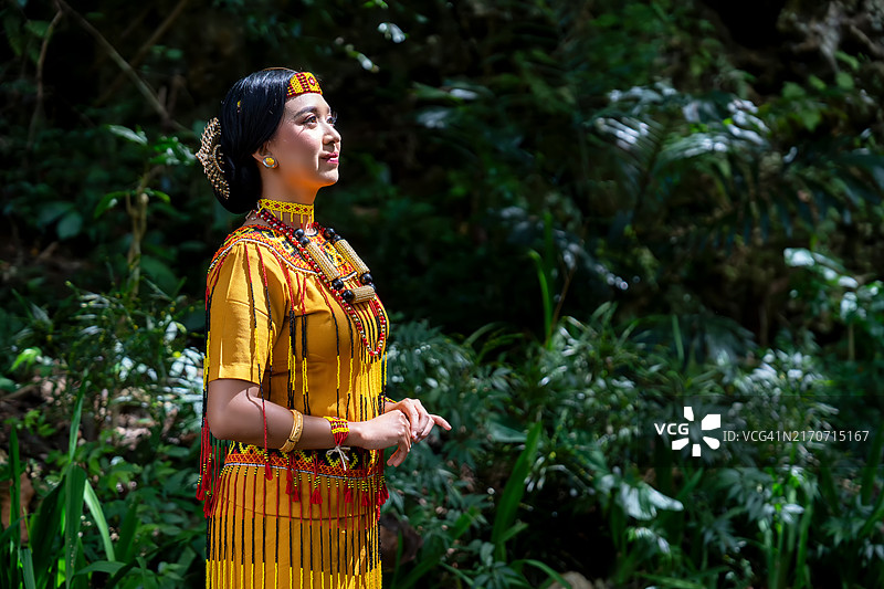 Pa'gellu舞者Tana Toraja的侧视图图片素材