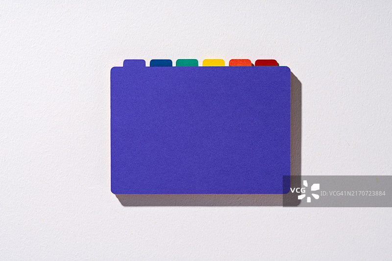 带彩色索引卡的紫色记事本图片素材