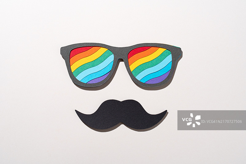 戴彩虹眼镜的拟人胡子脸，纸工艺图片素材