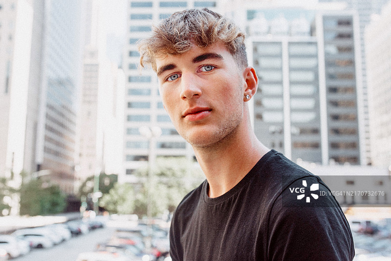 城市景观中的青少年男孩图片素材