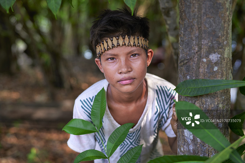 在巴西亚马逊里约内格罗的丛林中，一位土著男孩的特写肖像图片素材