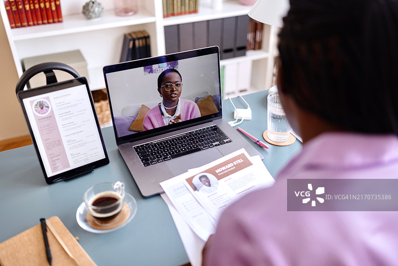 正在参加在线面试的女人图片素材