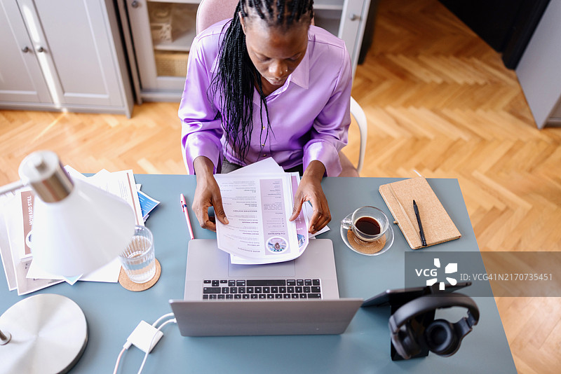 忙碌女人进行工作面试俯视图图片素材