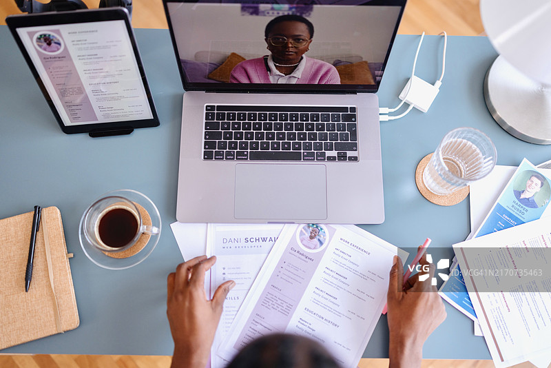 俯视角度：女性进行在线面试图片素材