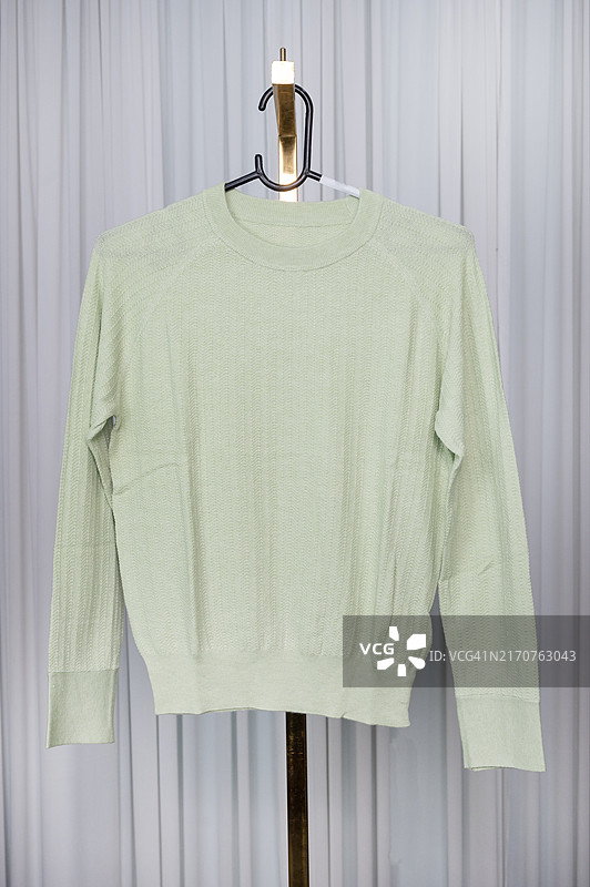 衣架上的绿色毛衣图片素材