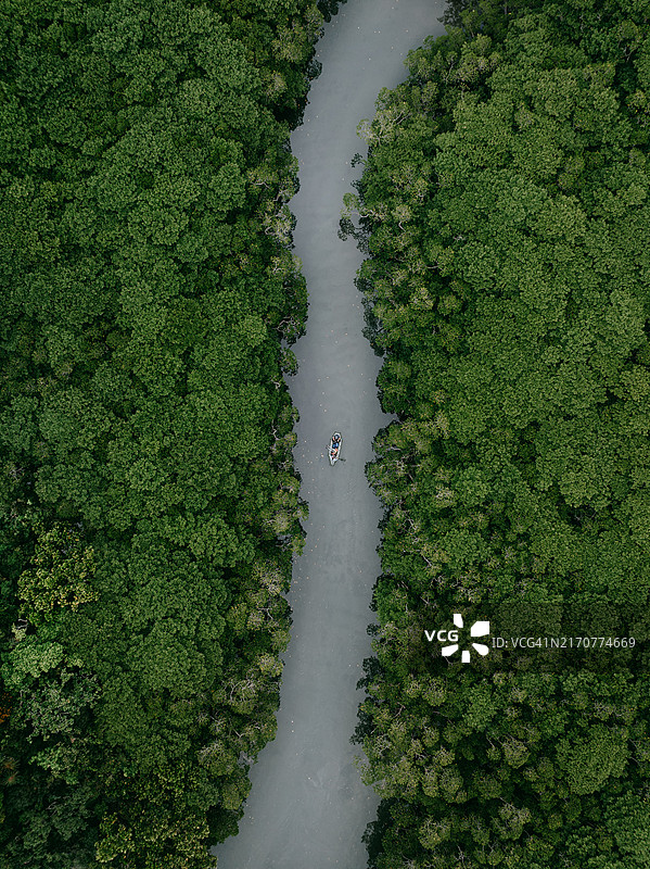 日本冲绳县石垣岛红树林河流与皮划艇的航拍视角图片素材