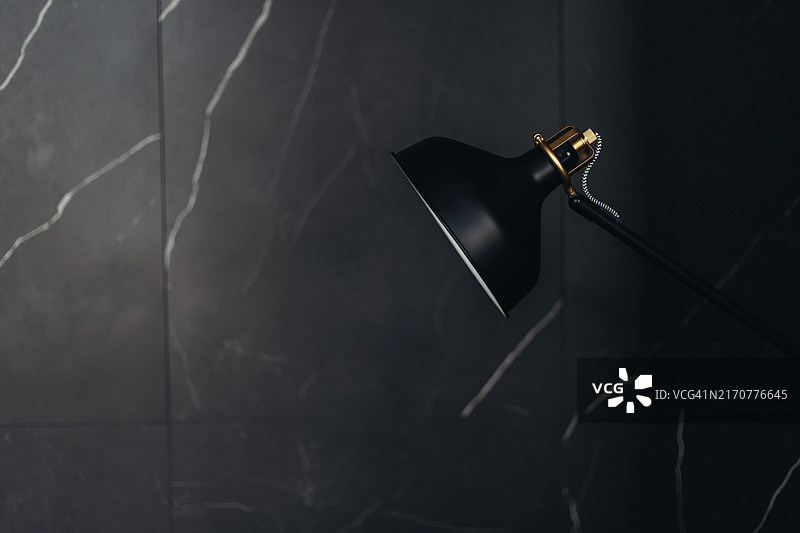 黑色灯具与灰色墙壁图片素材
