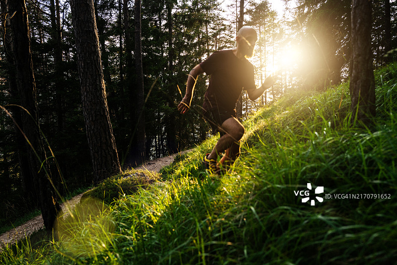 在山地森林中越野跑的男人图片素材