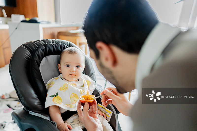 在家吃水果的女婴肖像图片素材