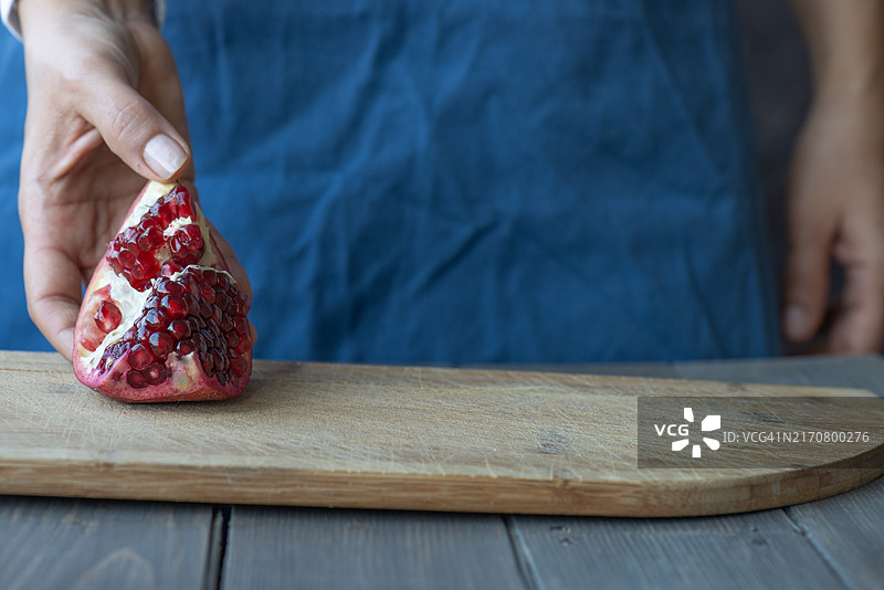 女人展示石榴图片素材