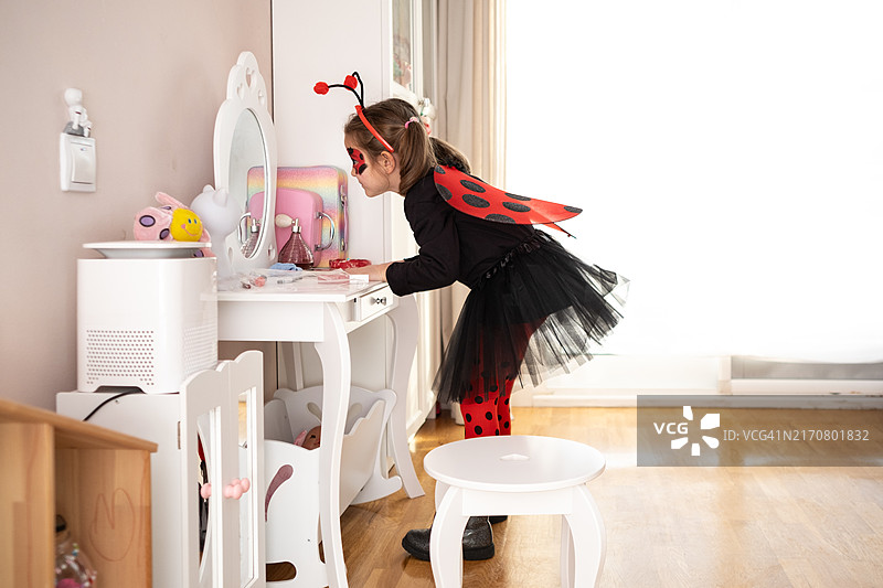 镜子魔法：女孩的万圣节妆容图片素材