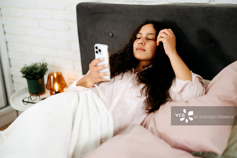 年轻女人正在醒来图片素材