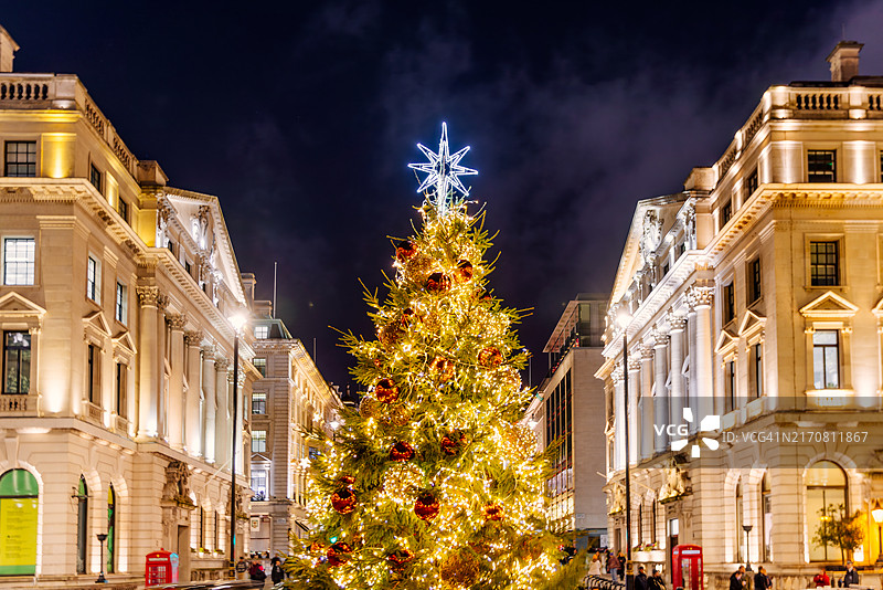 英国伦敦滑铁卢广场的圣诞树夜景图片素材