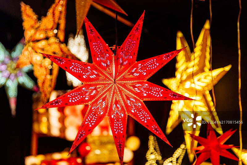 柏林圣诞市场的红色星形灯笼图片素材