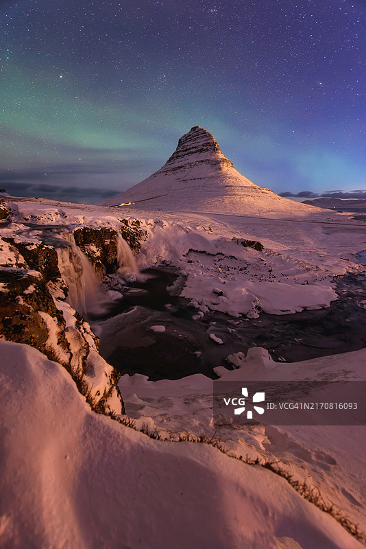 冰岛教堂山上的北极光图片素材
